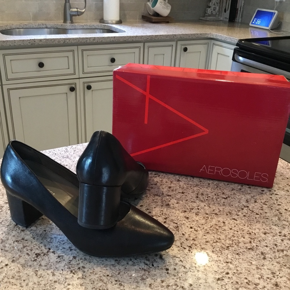 Aerosoles black leather block heel shoes. 2” block heel.
